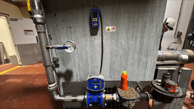 Gas meter installation on process pipework