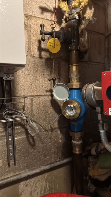 Water meter installation with pulse output for data logging